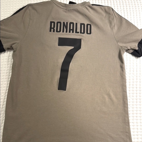 Adidas Juventus Tan T-Shirt - Picture 2 of 9